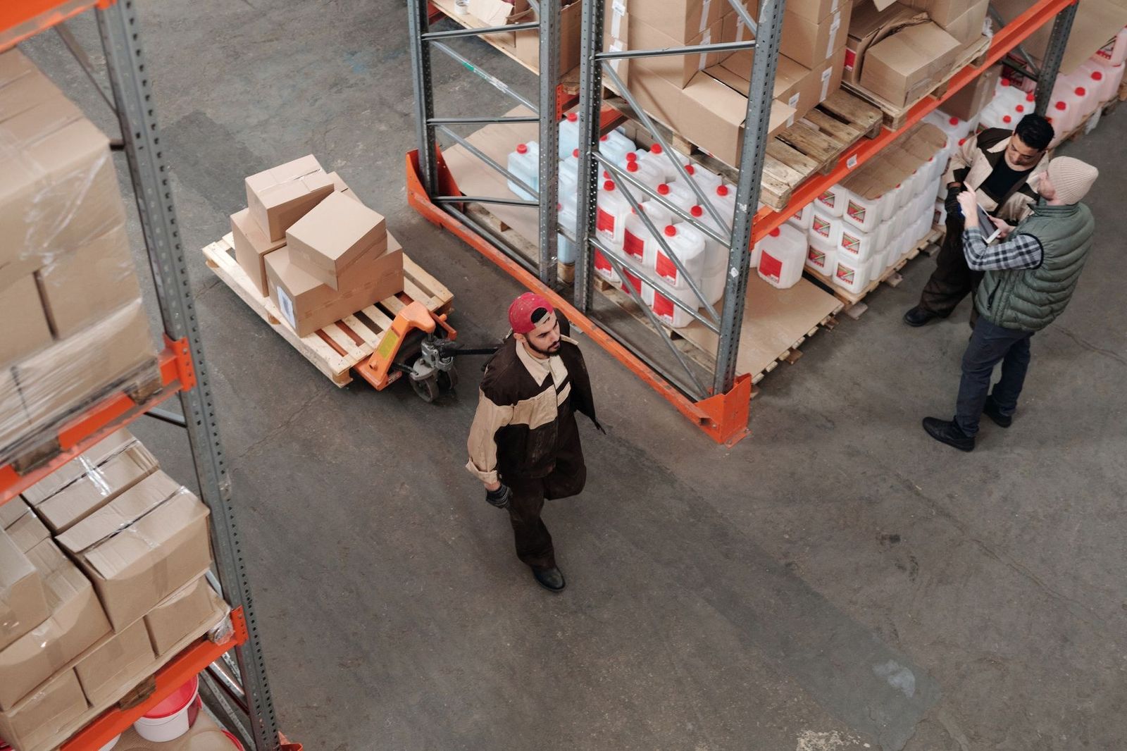 Equipo de trabajo organizando inventario sobre pallets en un depósito industrial