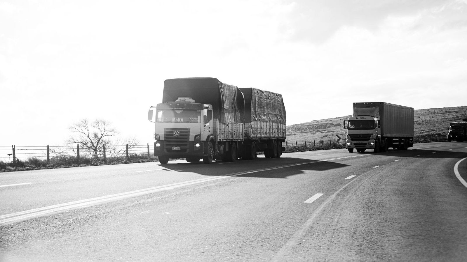 Camiones circulando por una autopista de Buenos Aires