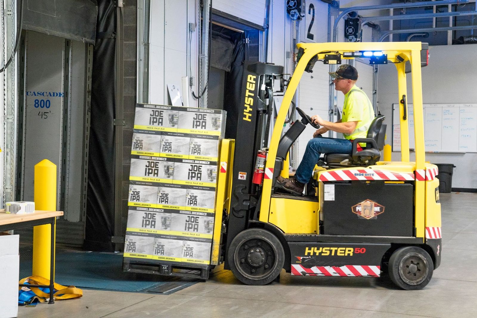 Autoelevador trasladando cajas en un depósito