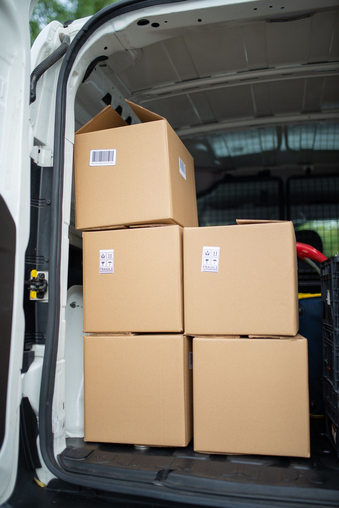 Cajas de cartón apiladas dentro de una camioneta de reparto abierta
